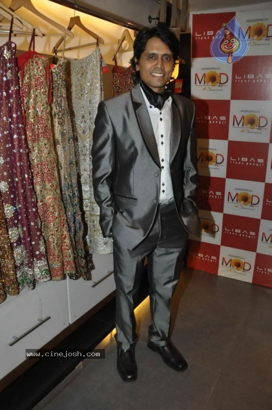 Ayesha Takia n Ranvijay at Riyaz Gangji Store - 5 / 44 photos