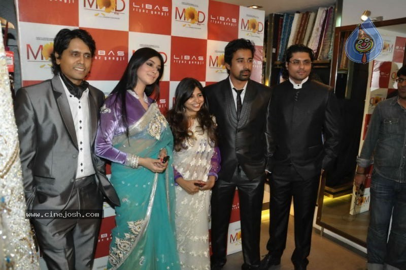 Ayesha Takia n Ranvijay at Riyaz Gangji Store - 24 / 44 photos