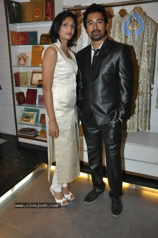 Ayesha Takia n Ranvijay at Riyaz Gangji Store - 31 / 44 photos