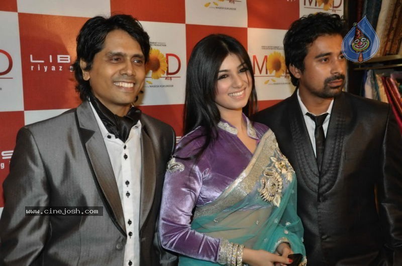 Ayesha Takia n Ranvijay at Riyaz Gangji Store - 39 / 44 photos