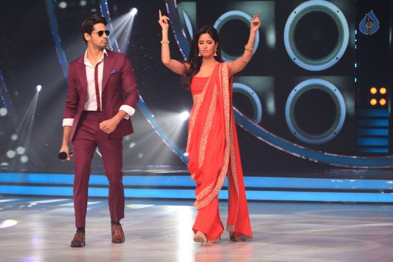Baar Baar Dekho Team at Set of Jhalak Dikhhla Jaa - 22 / 42 photos