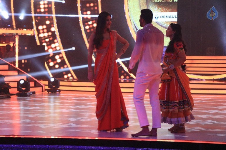 Baar Baar Dekho Team at Set of Jhalak Dikhhla Jaa - 33 / 42 photos