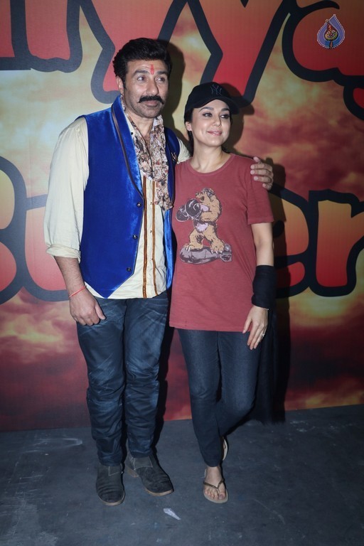 Bhaiyyaji Superhit Film On Location - 28 / 35 photos