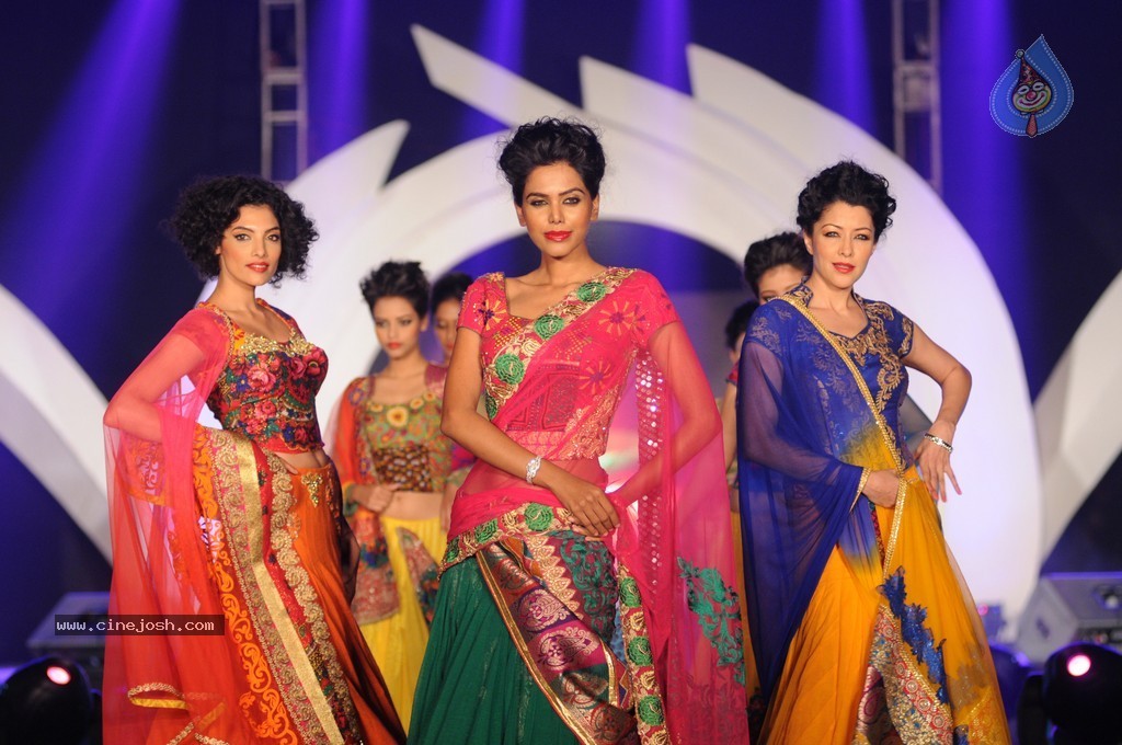 Bipasha Basu at Rohit Verma Fashion Show  - 7 / 43 photos