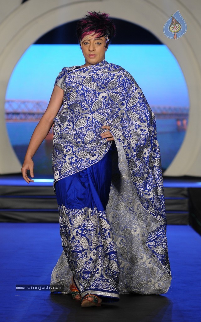 Bipasha Basu at Rohit Verma Fashion Show  - 9 / 43 photos