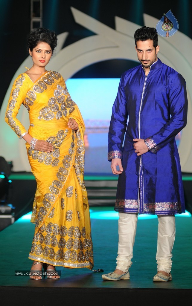 Bipasha Basu at Rohit Verma Fashion Show  - 12 / 43 photos