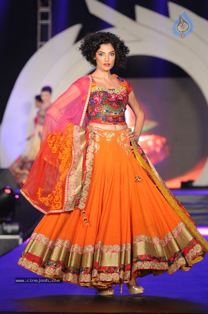 Bipasha Basu at Rohit Verma Fashion Show  - 14 / 43 photos
