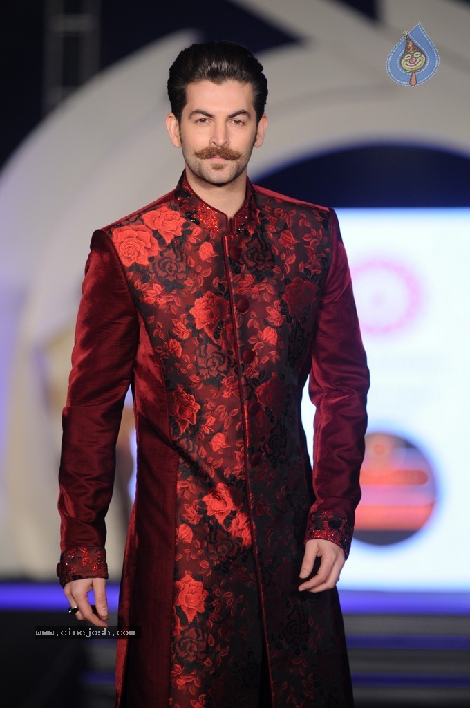 Bipasha Basu at Rohit Verma Fashion Show  - 16 / 43 photos
