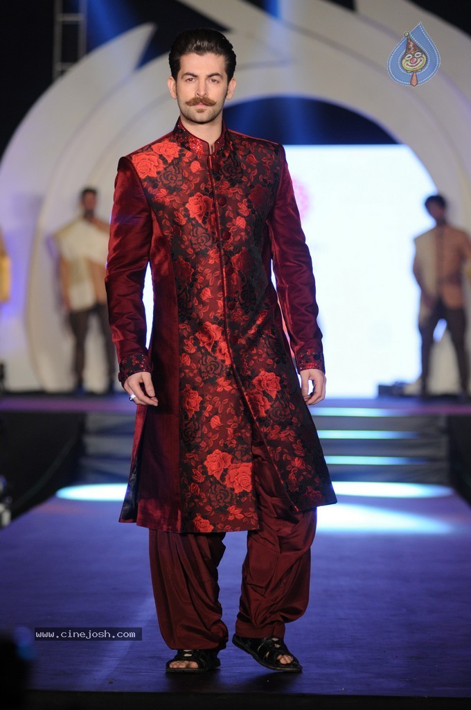 Bipasha Basu at Rohit Verma Fashion Show  - 18 / 43 photos