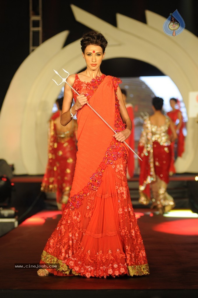 Bipasha Basu at Rohit Verma Fashion Show  - 19 / 43 photos