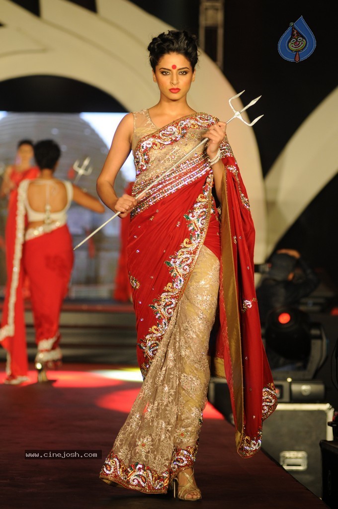 Bipasha Basu at Rohit Verma Fashion Show  - 21 / 43 photos