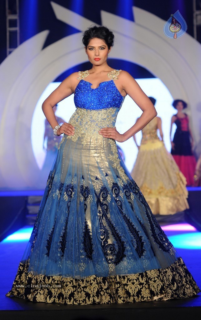 Bipasha Basu at Rohit Verma Fashion Show  - 22 / 43 photos