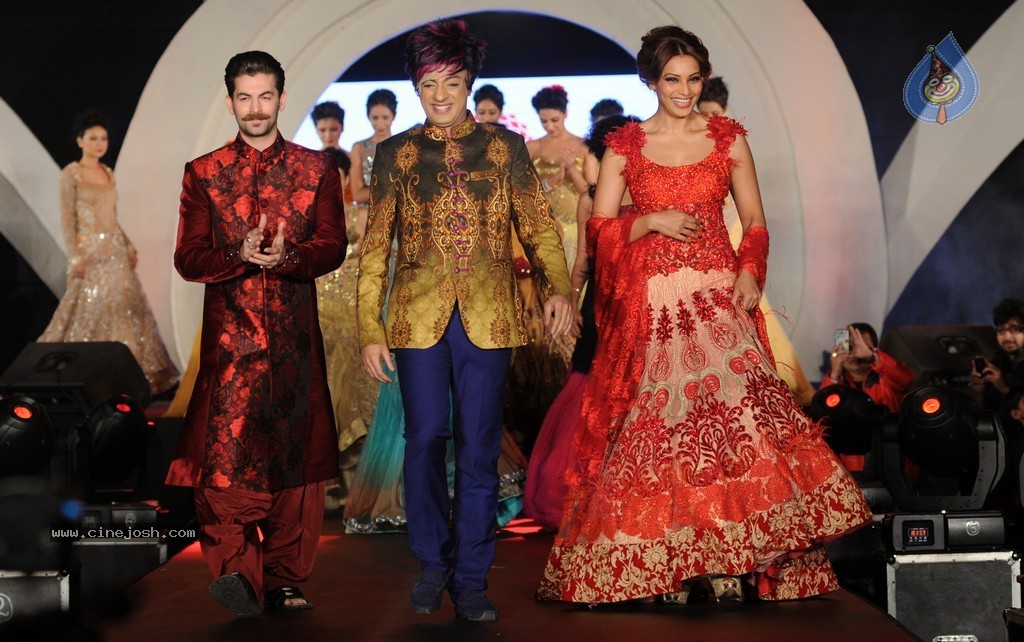 Bipasha Basu at Rohit Verma Fashion Show  - 30 / 43 photos