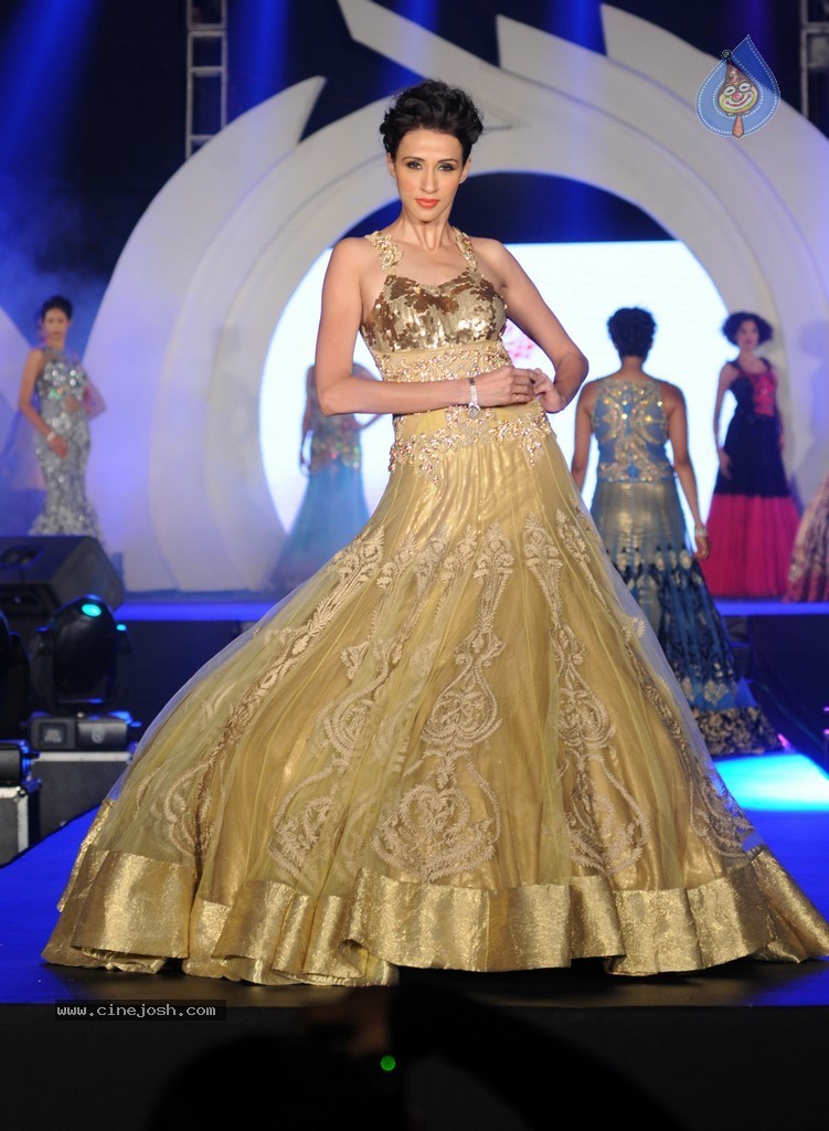 Bipasha Basu at Rohit Verma Fashion Show  - 33 / 43 photos