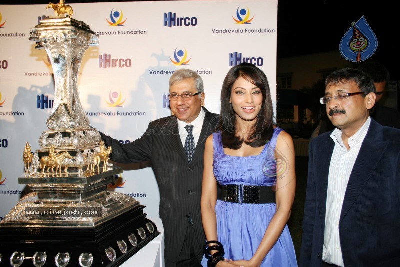 Bipasha Launches Vandrevala Foundation Race Trophy - 3 / 22 photos