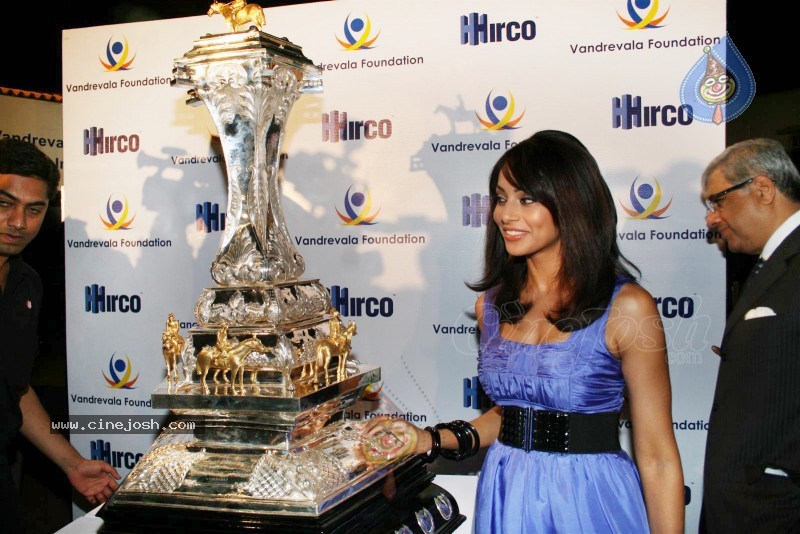 Bipasha Launches Vandrevala Foundation Race Trophy - 5 / 22 photos