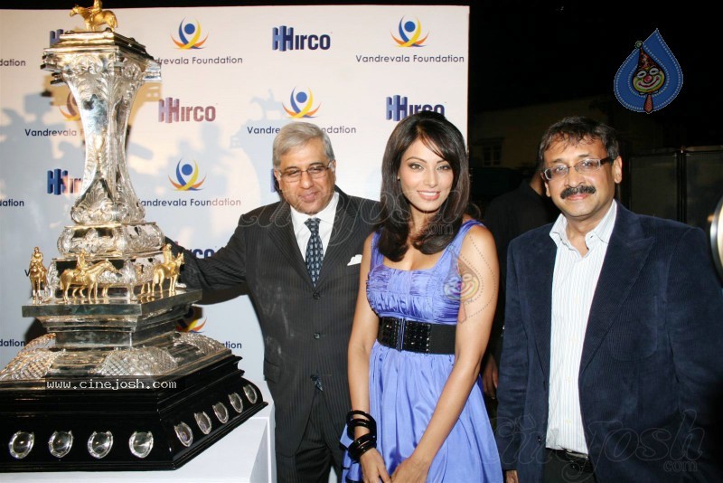 Bipasha Launches Vandrevala Foundation Race Trophy - 11 / 22 photos