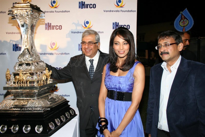 Bipasha Launches Vandrevala Foundation Race Trophy - 17 / 22 photos