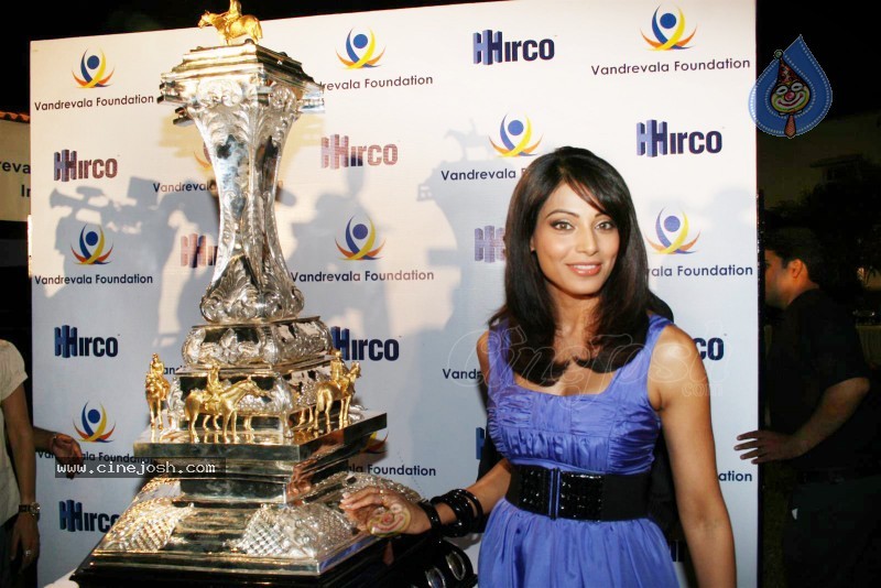 Bipasha Launches Vandrevala Foundation Race Trophy - 18 / 22 photos