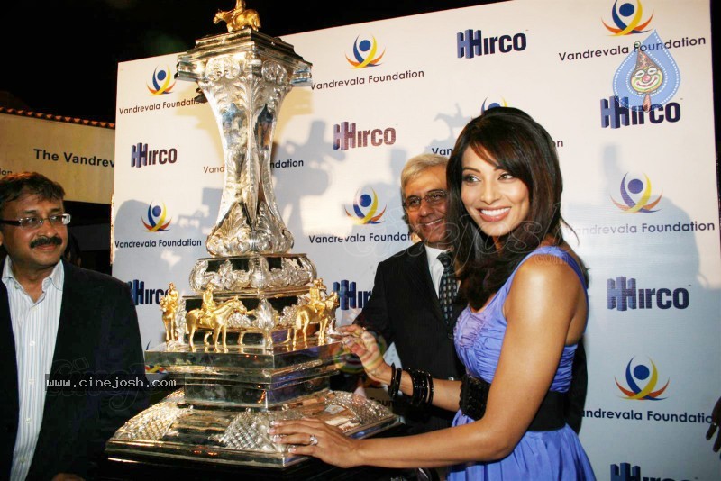 Bipasha Launches Vandrevala Foundation Race Trophy - 21 / 22 photos