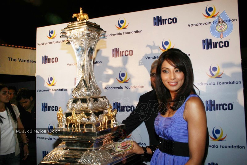 Bipasha Launches Vandrevala Foundation Race Trophy - 22 / 22 photos