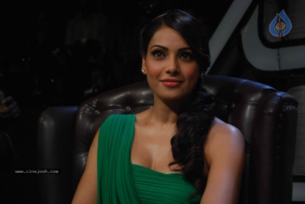 Bipasha Promote Jodi Breakers on Dance India Dance - 26 / 33 photos