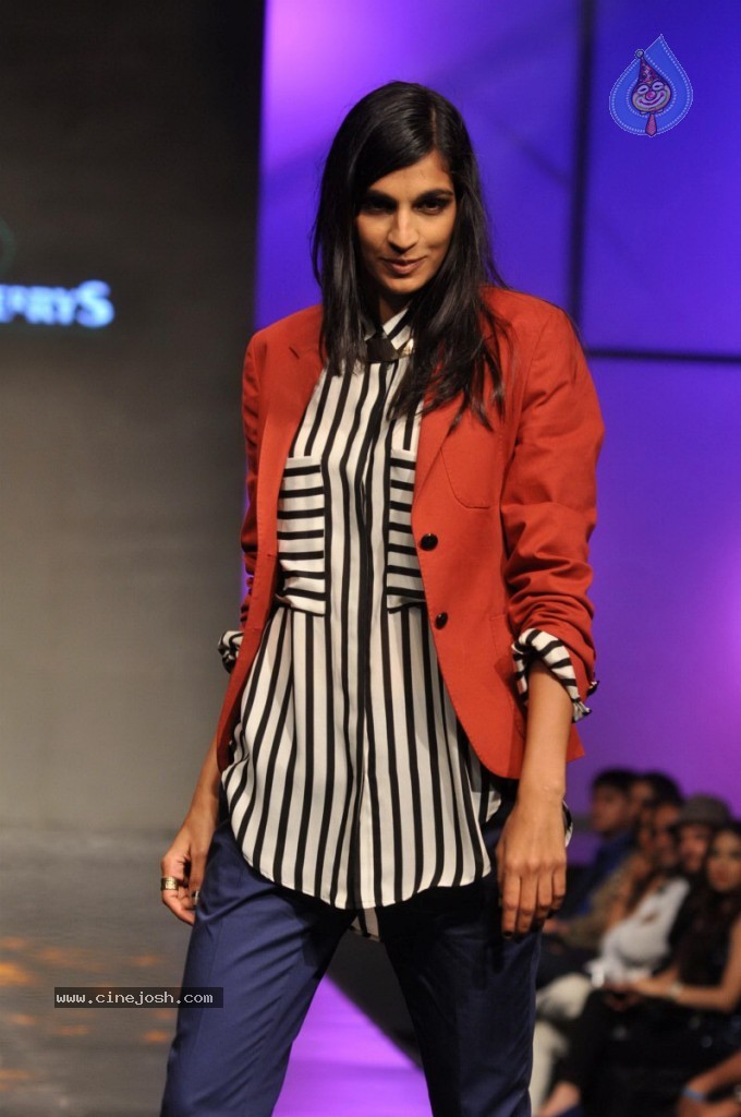 Blackberrys Spring Summer Collection Fashion Show - 32 / 39 photos