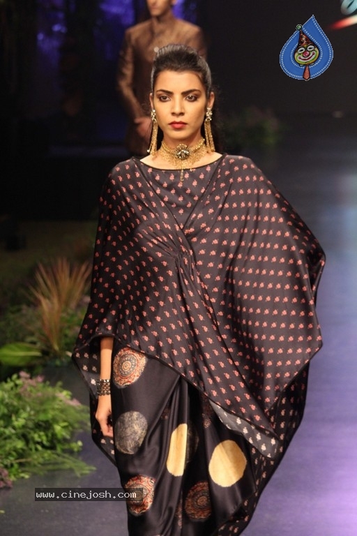 Blenders Pride Fashion Tour 2017 - 22 / 39 photos