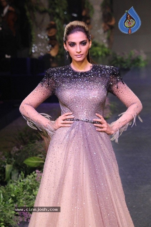 Blenders Pride Fashion Tour 2017 - 23 / 39 photos