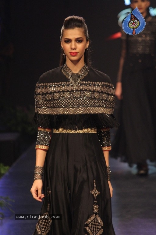 Blenders Pride Fashion Tour 2017 - 34 / 39 photos