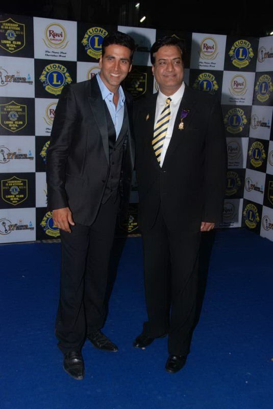 Bolly Celebs at 17th Lions Gold Awards - 22 / 88 photos