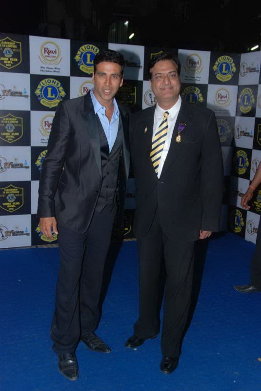 Bolly Celebs at 17th Lions Gold Awards - 25 / 88 photos