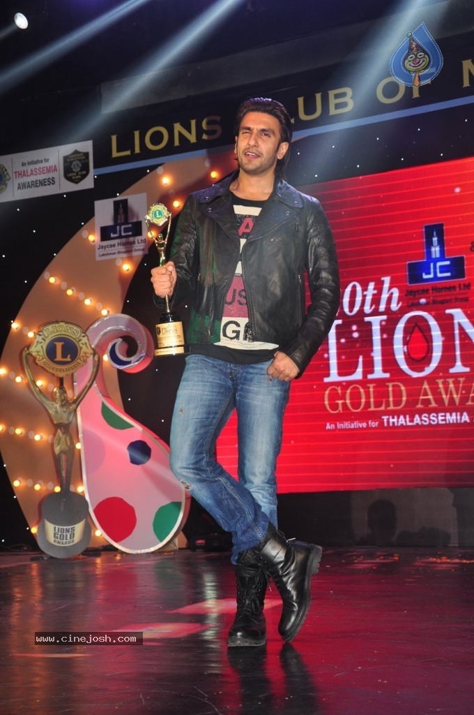 Bolly Celebs at 20th LIONS GOLD Awards - 1 / 37 photos