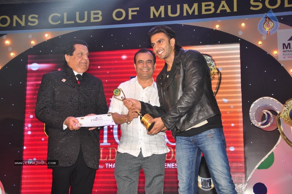 Bolly Celebs at 20th LIONS GOLD Awards - 3 / 37 photos