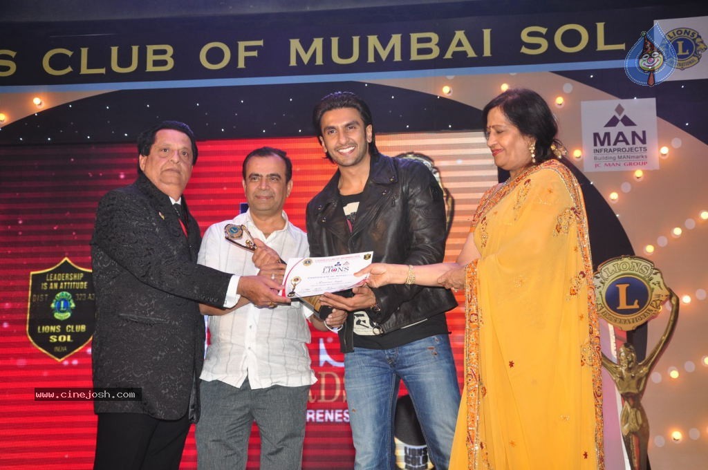 Bolly Celebs at 20th LIONS GOLD Awards - 30 / 37 photos