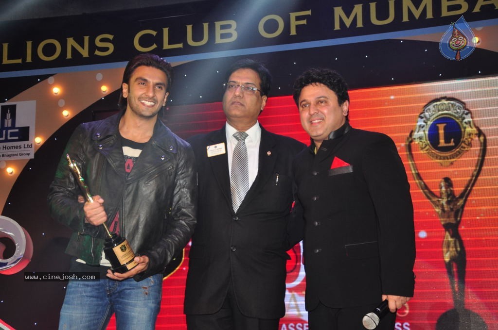 Bolly Celebs at 20th LIONS GOLD Awards - 32 / 37 photos