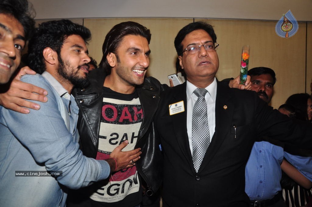 Bolly Celebs at 20th LIONS GOLD Awards - 34 / 37 photos