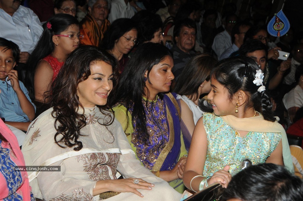 Bolly Celebs at 25th Master Dinanath Mangeshkar Puraskar - 1 / 83 photos