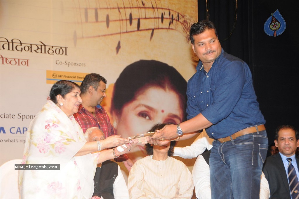 Bolly Celebs at 25th Master Dinanath Mangeshkar Puraskar - 15 / 83 photos