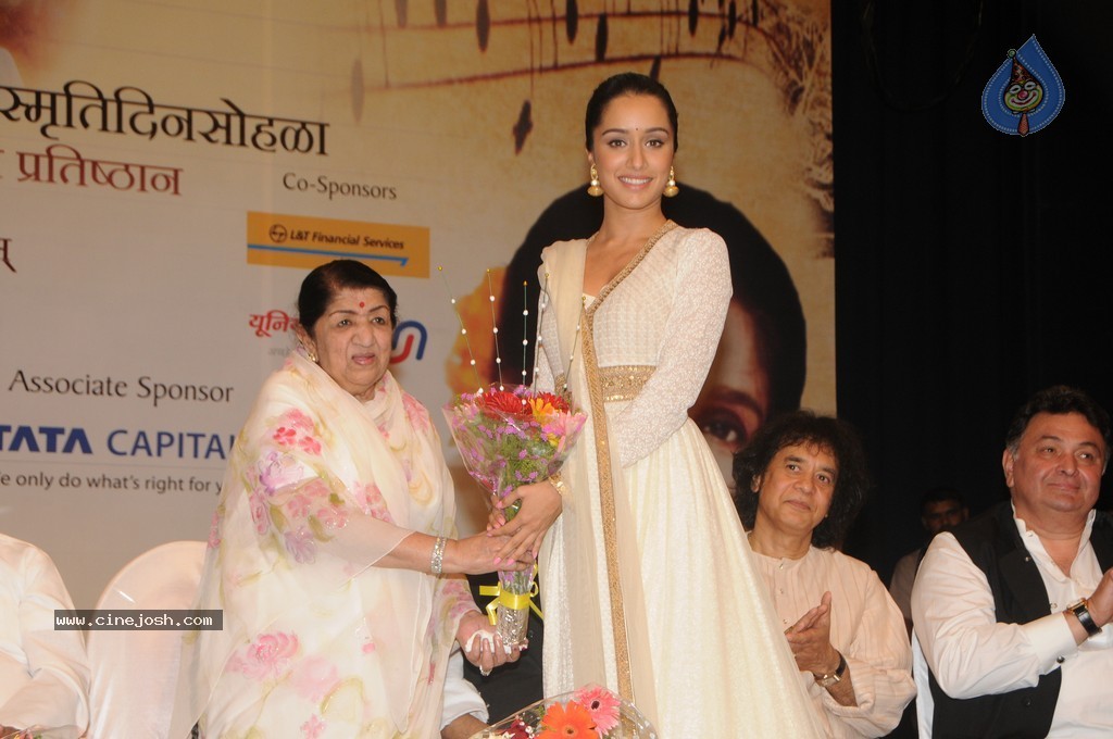 Bolly Celebs at 25th Master Dinanath Mangeshkar Puraskar - 30 / 83 photos