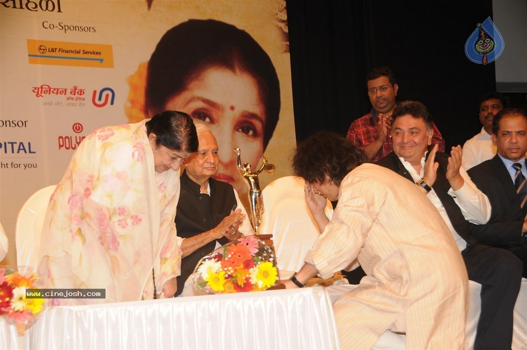 Bolly Celebs at 25th Master Dinanath Mangeshkar Puraskar - 32 / 83 photos