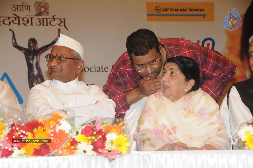 Bolly Celebs at 25th Master Dinanath Mangeshkar Puraskar - 36 / 83 photos