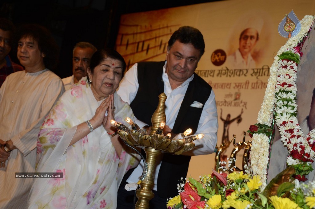 Bolly Celebs at 25th Master Dinanath Mangeshkar Puraskar - 40 / 83 photos