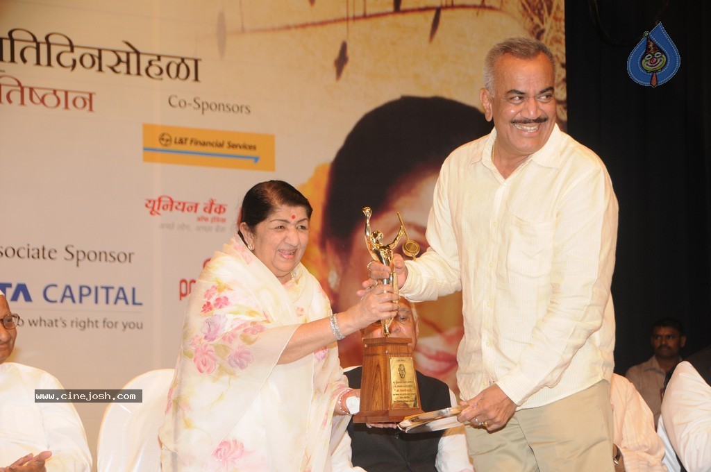 Bolly Celebs at 25th Master Dinanath Mangeshkar Puraskar - 42 / 83 photos