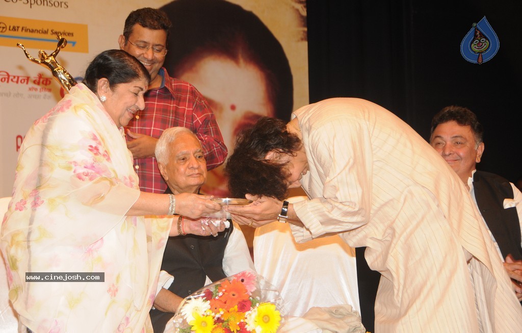 Bolly Celebs at 25th Master Dinanath Mangeshkar Puraskar - 47 / 83 photos