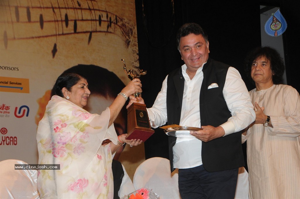 Bolly Celebs at 25th Master Dinanath Mangeshkar Puraskar - 48 / 83 photos