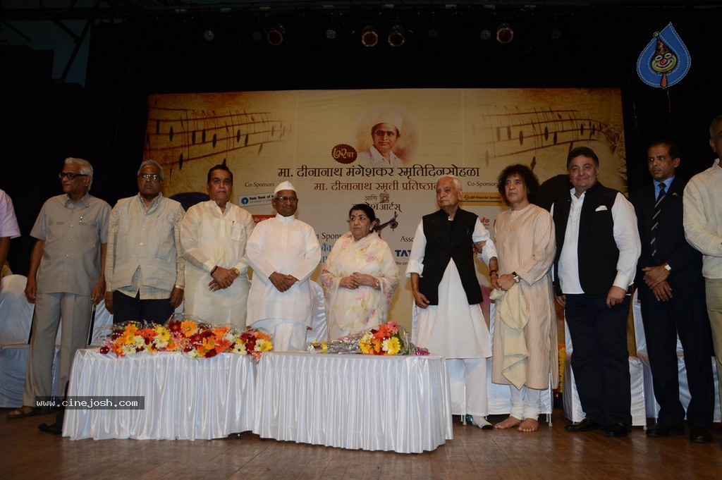 Bolly Celebs at 25th Master Dinanath Mangeshkar Puraskar - 49 / 83 photos