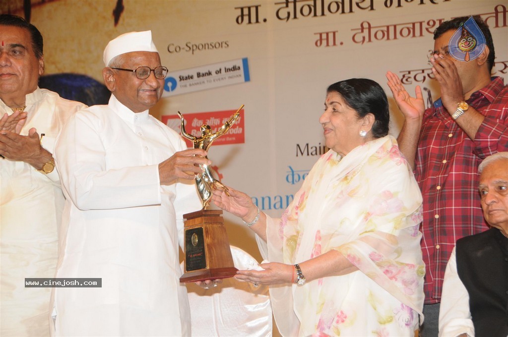 Bolly Celebs at 25th Master Dinanath Mangeshkar Puraskar - 51 / 83 photos