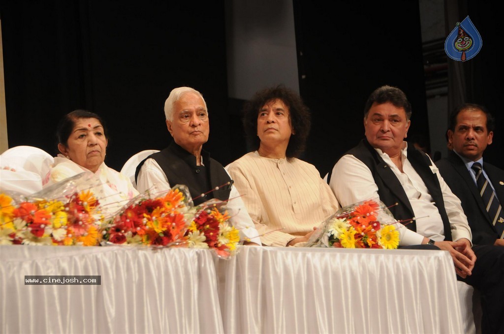 Bolly Celebs at 25th Master Dinanath Mangeshkar Puraskar - 64 / 83 photos