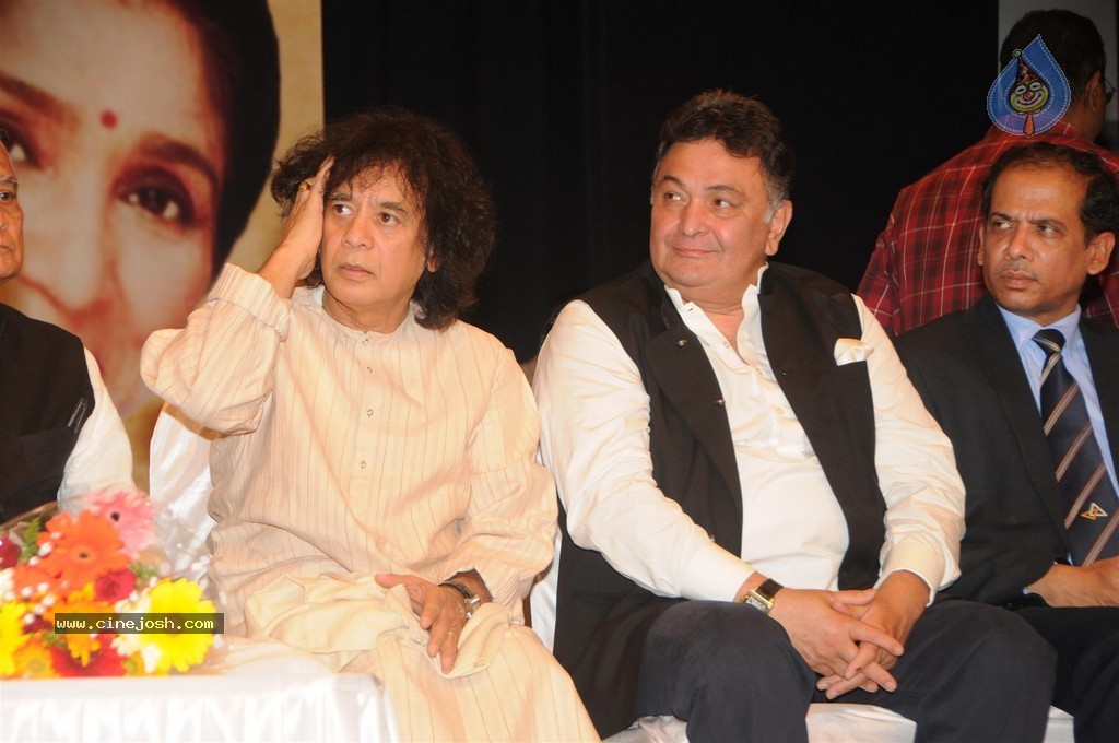 Bolly Celebs at 25th Master Dinanath Mangeshkar Puraskar - 67 / 83 photos